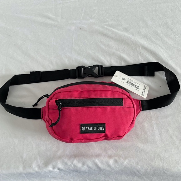 Year of Ours Runyon Waistpack Fanny Hip Bag in Hyperpink Pink - Picture 8 of 8